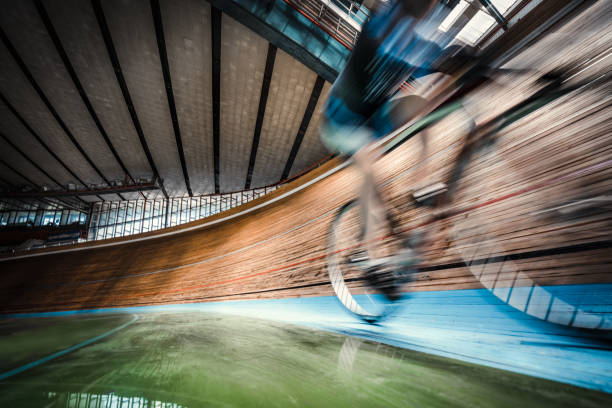 alta velocidad - velódromo fotografías e imágenes de stock