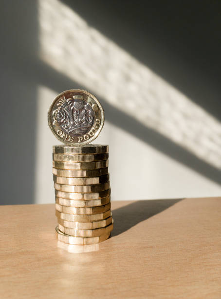 pila de nuevas monedas de libra - one pound coin coin uk british currency fotografías e imágenes de stock