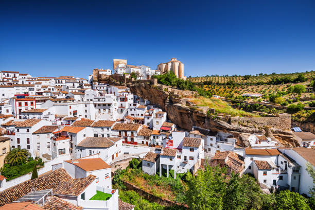 vue de setenil de las bodegas, andalucia, espagne - andalousie photos et images de collection