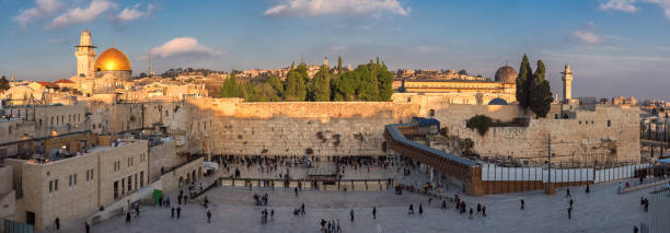 panoramic view to western wall of jerusalem old city - jerusalem israel skyline panoramic imagens e fotografias de stock