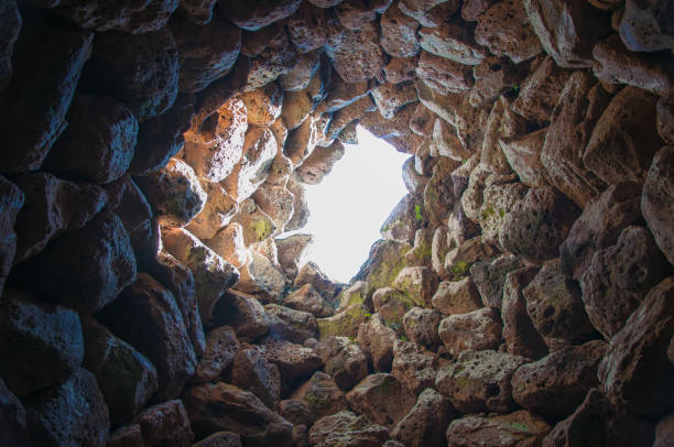 all'interno dell'antica torre - nuragic foto e immagini stock