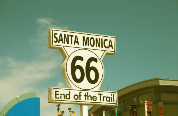 sinal de santa monica - route 66 final do trem - route 66 california road sign - fotografias e filmes do acervo