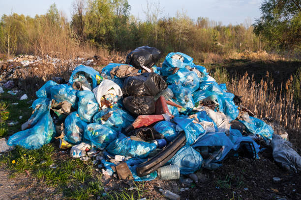 tas d’ordures dans les sacs poubelles en plastique. - disposable cup plastic beer bottle photos et images de collection