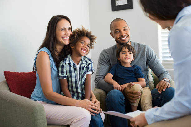 famille de parler avec le conseiller - social insurance photos et images de collection