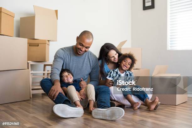 Familia Multiétnica Mudanza Foto de stock y más banco de imágenes de Familia - Familia, Reubicación, Propietario de casa