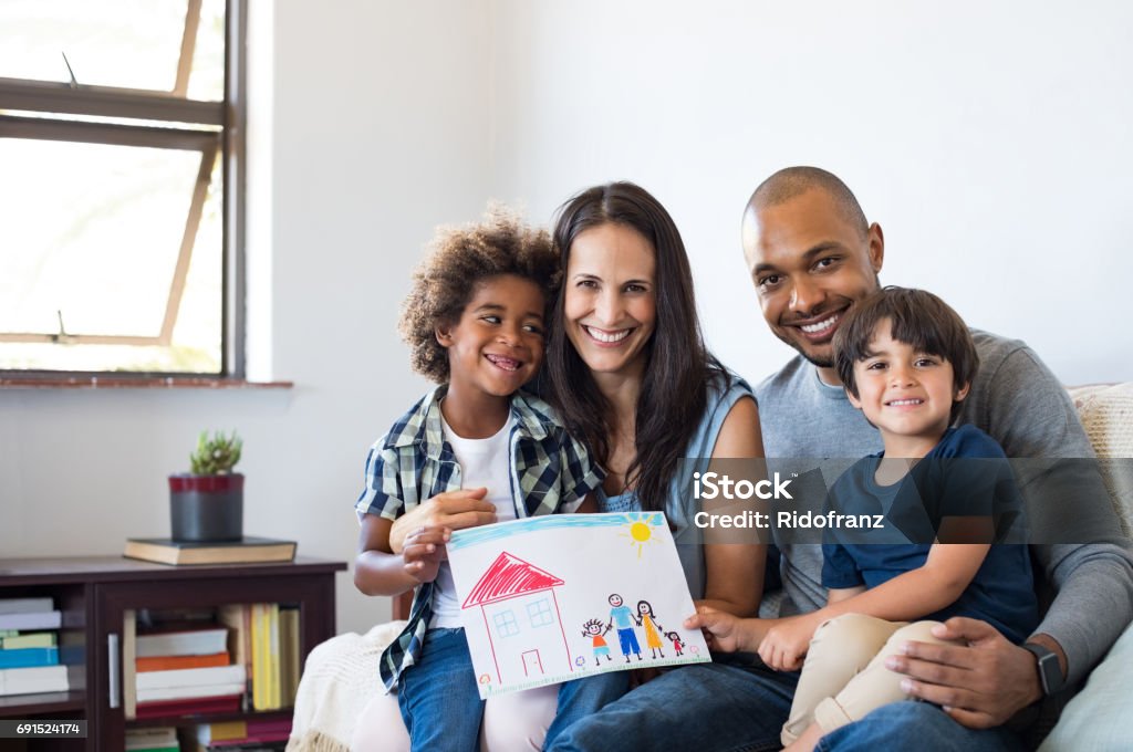 Multiethnischen Familie auf sofa - Lizenzfrei Familie Stock-Foto