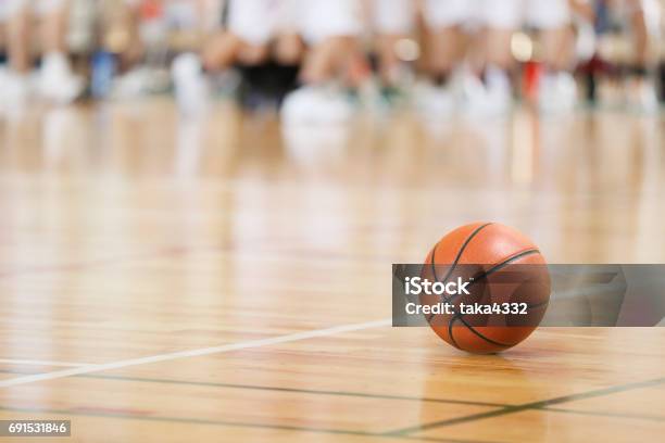 Basketball Stockfoto und mehr Bilder von Basketball - Basketball, Basketball-Spielball, Sporthalle