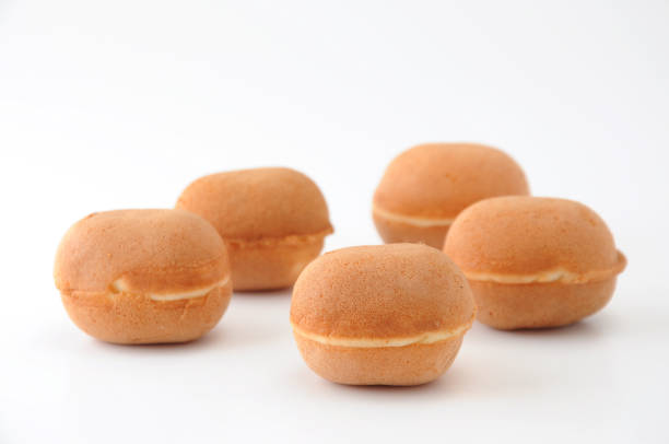 白い背景の上のベビー カステラ 3 ボール スポンジ ケーキ - パン職人　日本 ストックフォトと画像