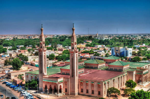 die luftaufnahme zur moschee in nouakchott, mauretanien - minarett stock-fotos und bilder