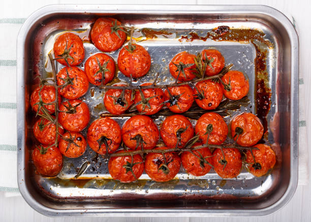 つるのチェリー トマトのロースト ハーブとバルサミコ酢で。平面図です。 - photography vegetable vine food ストックフォトと画像