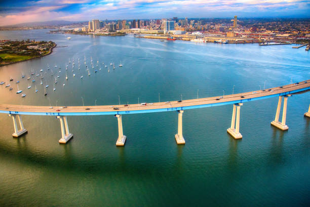 コロナド橋とダウンタウン ・ サンディエゴ カリフォルニア - coronado bay bridge san diego california skyline california ストックフォトと画像