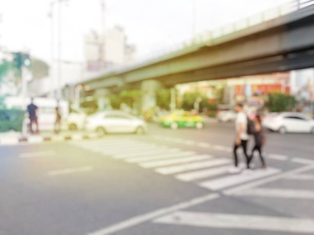 ぼやけた人群衆横断歩道上の歩行者の横断歩道 - motor vehicle outdoors crowd landscape ストックフォトと画像