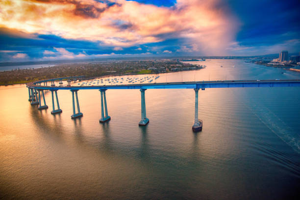 嵐の劇的な日没の間にコロナド橋 - san diego california skyline california san diego bay ストックフォトと画像