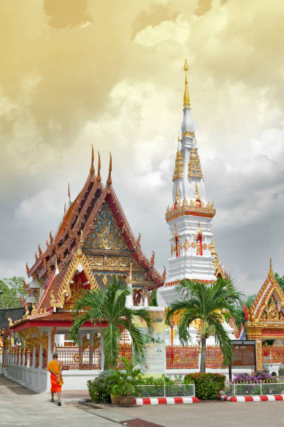 phra that anon, старый тайский чеди (ступа или пагода), содержащий реликвию ананда (излюбленный ученик будды), расположенный в храме ват махатхат в  - wat maha that стоковые фото и изображения