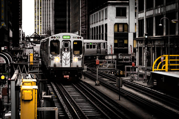 istock Head on view of the Chicago subway coming into the loop 691586478