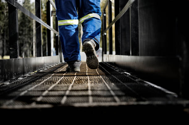 Trabajador de plataforma de aceite en calzada - foto de stock