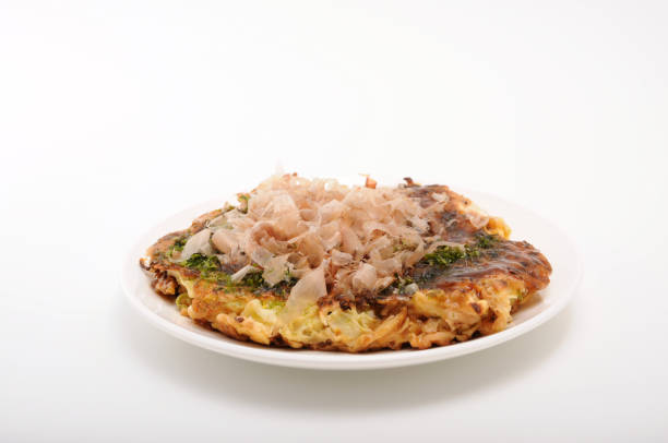 흰색 배경에 접시에 오코노미야키 일본 팬케이크 - okonomiyaki 뉴스 사진 이미지