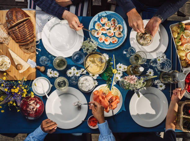 verano sueco partido de cena de celebración de midsommar san juan - solsticio de verano fotografías e imágenes de stock