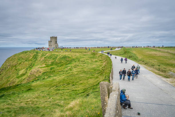 walking path at the cliffs of moher - republic of ireland cliffs of moher cliff galway imagens e fotografias de stock