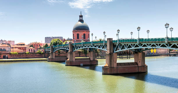istock Saint-Pierre Bridge in Toulouse 691659626