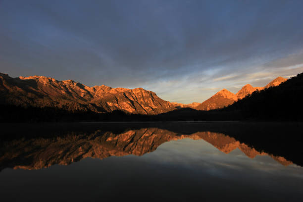 amanecer en lago totoral en otoño, argentina - bariloche lagos patagonia number 7 fotografías e imágenes de stock
