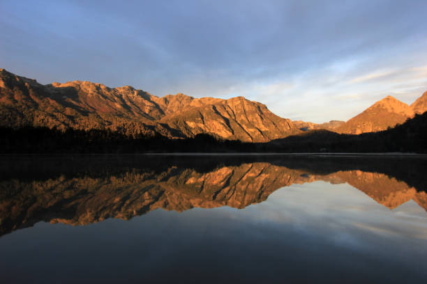 восход солнца на озере тототал осенью, аргентина - bariloche argentina andes autumn стоковые фото и изображения