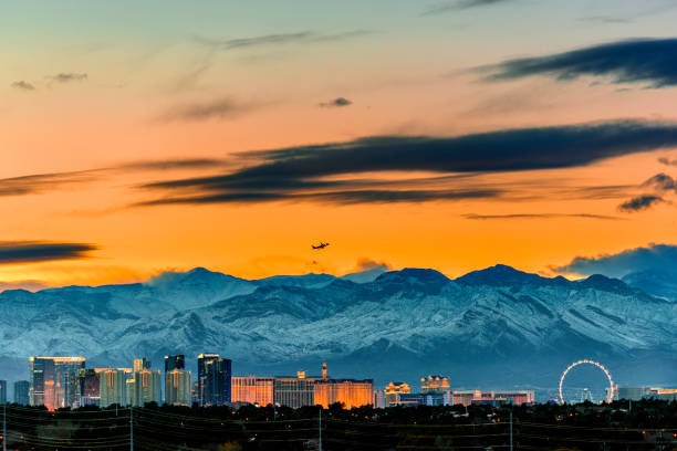 panorama drammatico di las vegas nevada nell'inverno 2017 - stratosphere foto e immagini stock