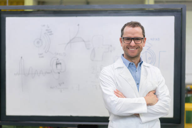 porträt eines glücklichen engineering lehrers an der universität - physics classroom teaching professor stock-fotos und bilder