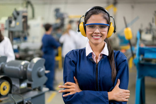 retrato de un estudiante de ingeniería en clase - arms crossed audio fotografías e imágenes de stock