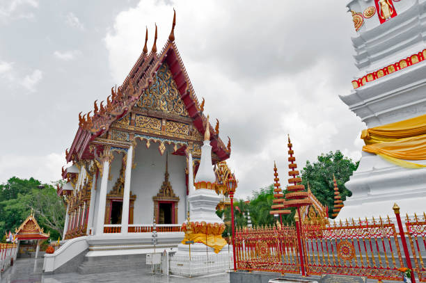 Ubosot (chapel) of Wat Mahathat Temple in downtown Yasothon, northeastern (Isan) province of Thailand, where Phra That Anon, an old Thai chedi (stupa or pagoda) containing relic of Ananda (a favoured disciple of the Buddha) is located ubosot (capilla) del templo de wat mahathat en el centro de yasothon, noreste (isan) provincia de tailandia, phra que anon, una antigua reliquia que contiene tailandés chedi (stupa o pagoda) de ananda (un discípulo favorecido del buda) donde se encuentra