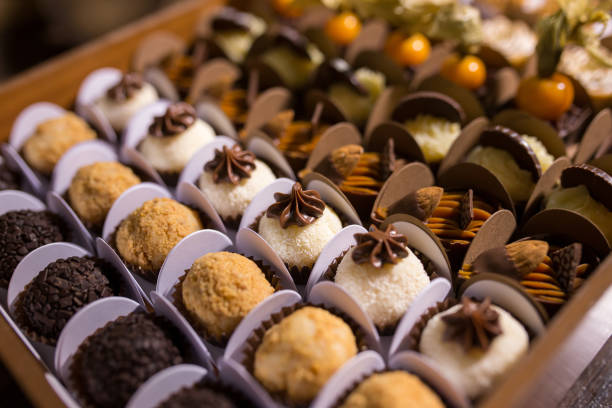 mezcla de trufas de chocolate - brigadeiros - sweet food fotografías e imágenes de stock