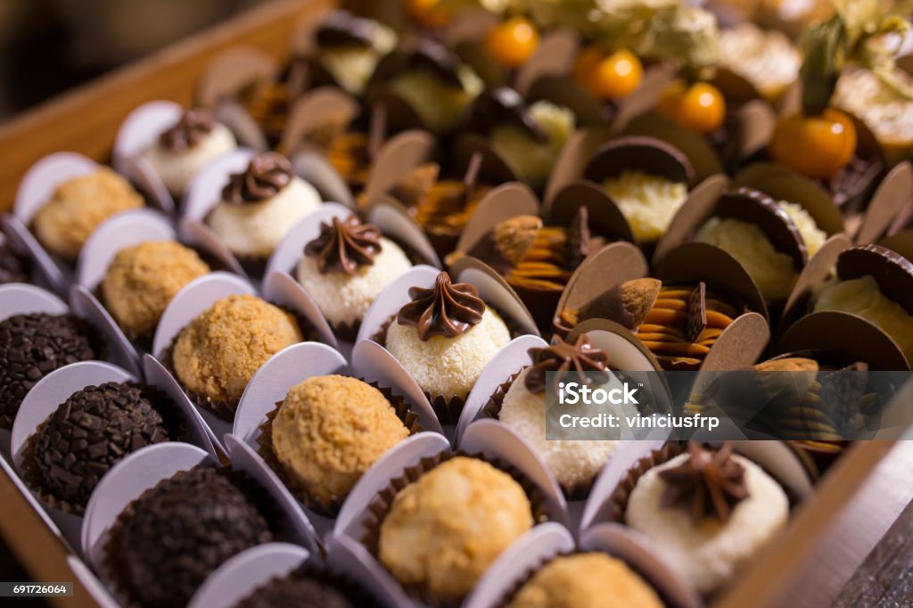 Misto de trufas de Chocolate - Brigadeiros - Foto de stock de Comida Doce royalty-free