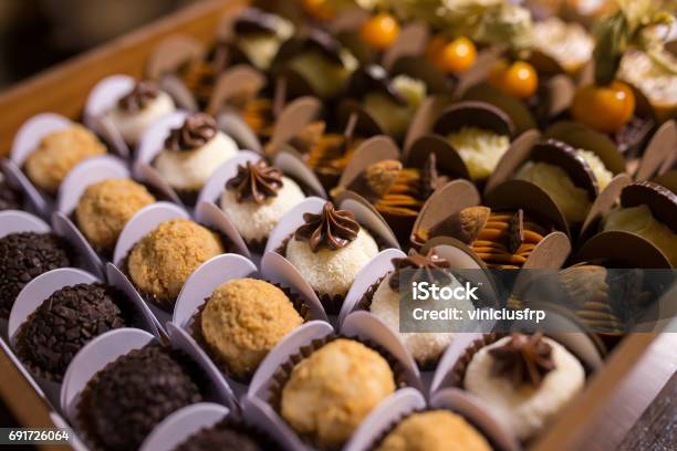 Foto de Misto De Trufas De Chocolate Brigadeiros e mais fotos de stock de Comida Doce - Comida Doce, Doces, Chocolate