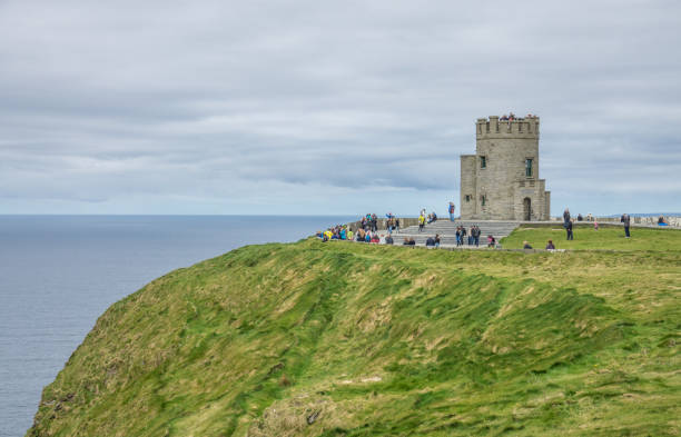 башня obriens на скалах мохера, ирландия - obriens tower стоковые фото и изображения