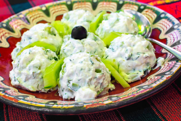 болгарский салат из йогурта и огурцов под названием «снежанка» - bulgarian culture bulgaria traditional culture food стоковые фото и изображения
