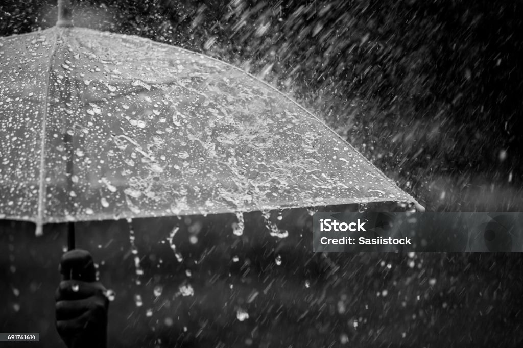 Regenschirm im Regen - Lizenzfrei Sintflutartiger Regen Stock-Foto