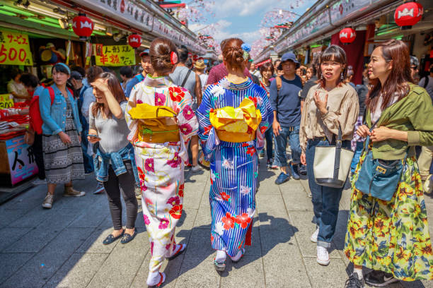 kimono kobiety w nakamise-dori - nakamise dori zdjęcia i obrazy z banku zdjęć