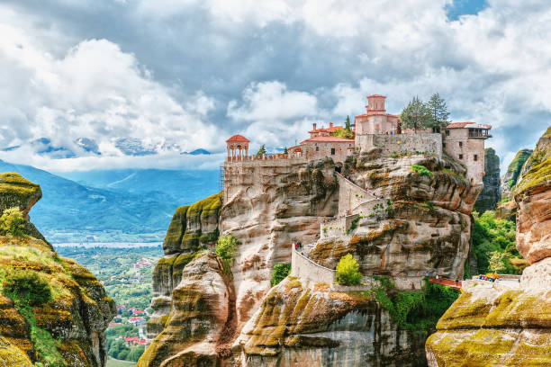 monasterio de meteora, grecia. lista de patrimonio de la unesco. - grecia fotografías e imágenes de stock