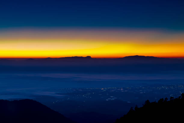 schönes licht hinter dem berg morgen rechtzeitig mit dem driften nebel über der stadt zwischen zwei berg doi ang khang, chiang mai, thailand - reputed stock-fotos und bilder