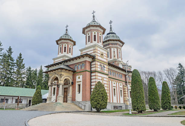 les orthodoxes monastère de sinaia avec tours et croix sur le dessus, des détails extérieurs bouchent - sinaia photos et images de collection