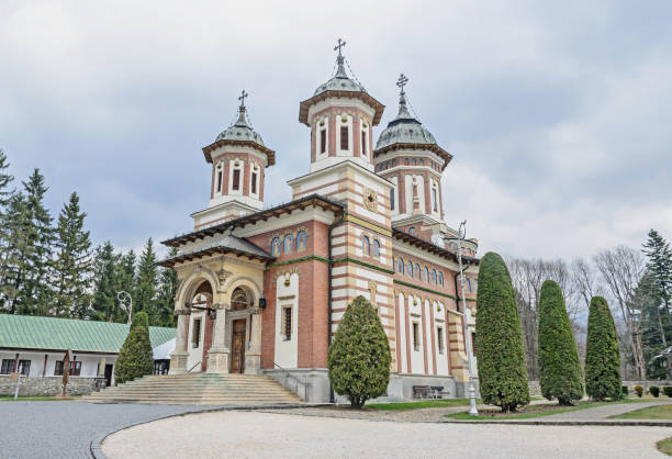 ortodoksyjny klasztor sinaia z wieżami i krzyżami na górze, szczegóły na świeżym powietrzu z bliska - sinaia zdjęcia i obrazy z banku zdjęć