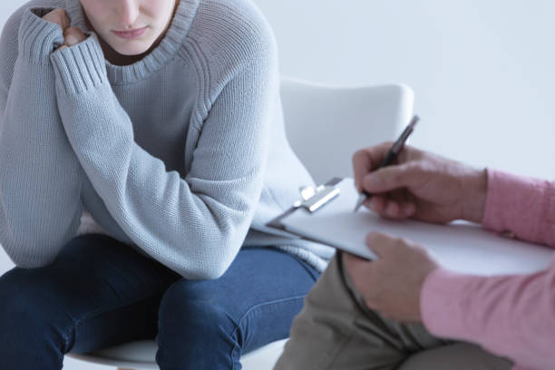 jeune fille au cours de la session avec psychothérapeute - teenager depression sadness violence photos et images de collection