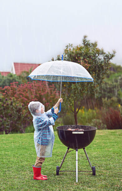 nieważne deszcz, jestem głodny! - cold rain parasol gray zdjęcia i obrazy z banku zdjęć