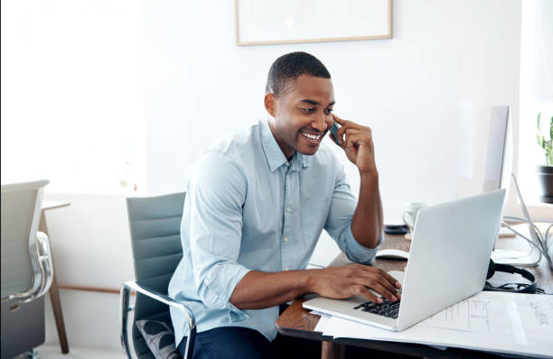 istock I'm just calling to give you an update... 691781952