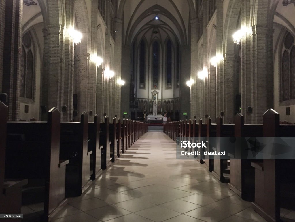 Silencio De Iglesia En El Domingo De Noche Triste Oscuro Foto de stock y más banco de imágenes de Colores - iStock Silencio De Iglesia En El Domingo De Noche Triste Oscuro Foto de stock y más banco de imágenes de Colores - iStock