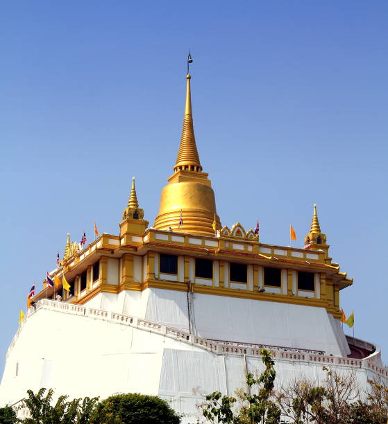 золотая пагода в храме золотой горы или ват сакет ратча вора маха вихан, з�наменитый буддийский храм на вершине низкого холма в бангкоке, таи - wat maha that стоковые фото и изображения