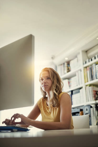 poner el trabajo hacer para crecer su negocio - home interior young adult professional occupation vertical fotografías e imágenes de stock