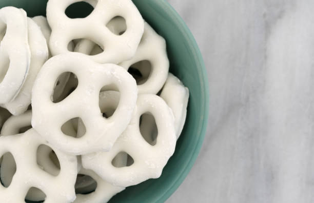 pretzels de iogurte em uma tigela sobre uma tábua de mármore - yoghurt coated - fotografias e filmes do acervo
