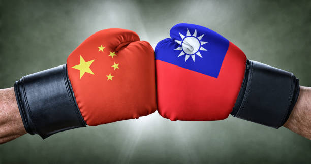 un incontro di boxe tra cina e taiwan - conflict boxing fighting business foto e immagini stock