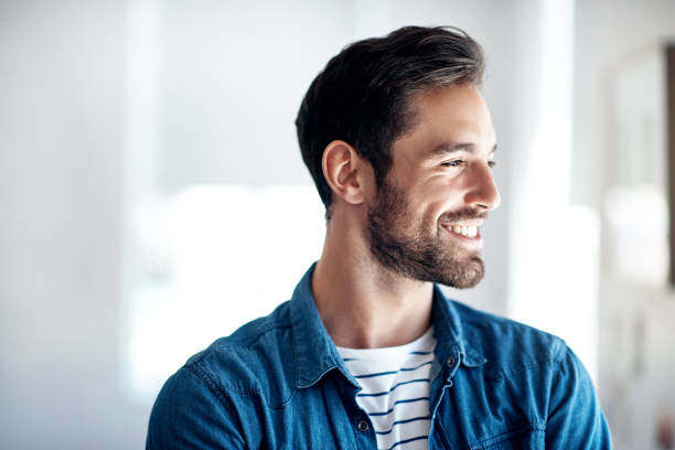 ele mantém uma forte ambição para ter sucesso - designer stubble - fotografias e filmes do acervo